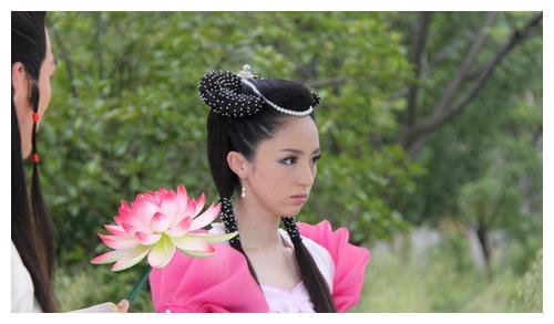 范文芳馨子饰演了一只可爱的兔子精白雪,性格活泼可爱,古装扮相也非常