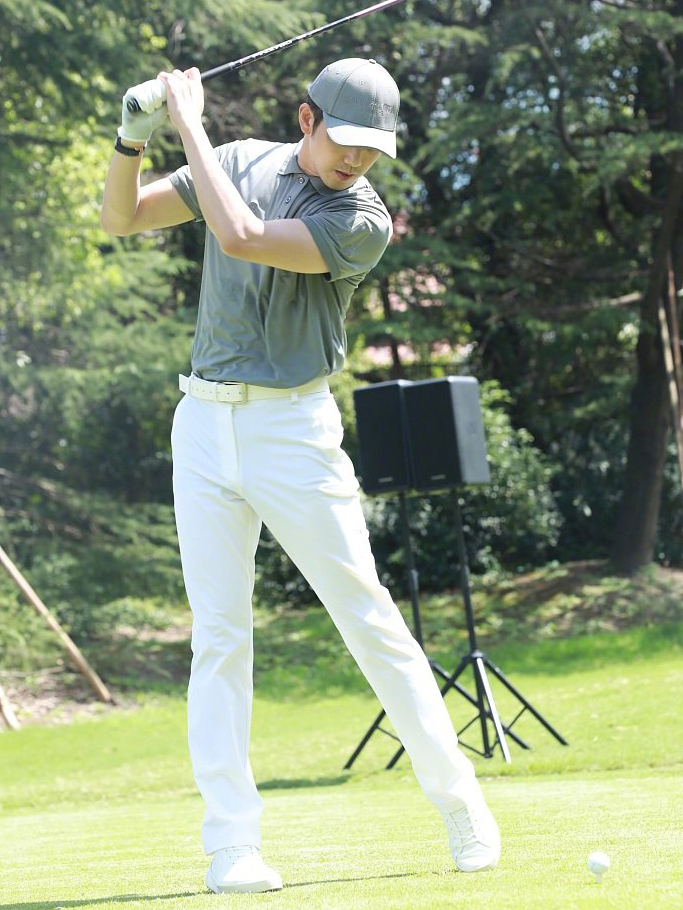 钟汉良同框吴奇隆搭配休闲造型谁的状态更好