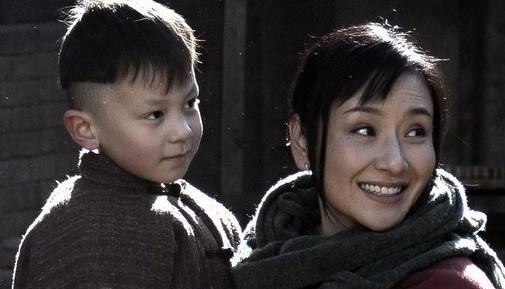 大维在德国完成学业,便急匆匆带着自己在德国的私生子俞扬和返回老家