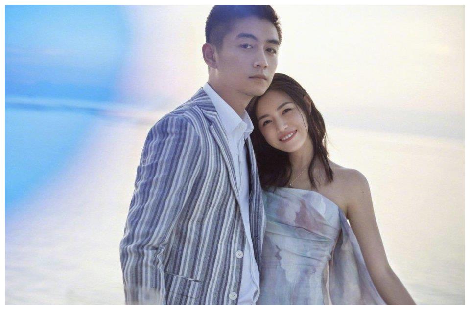 陈晓生日一家三口同框,陈妍希黑长发好温柔,2岁小星星像极爸爸