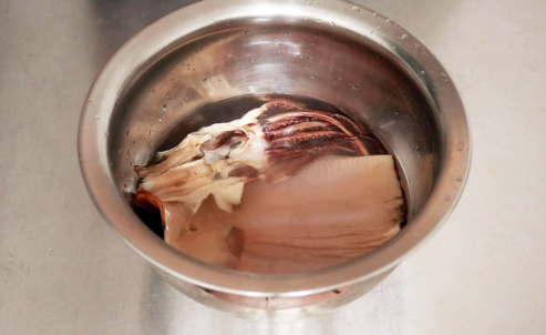 水发鱿鱼怎么去腥 水发鱿鱼怎么去腥味儿