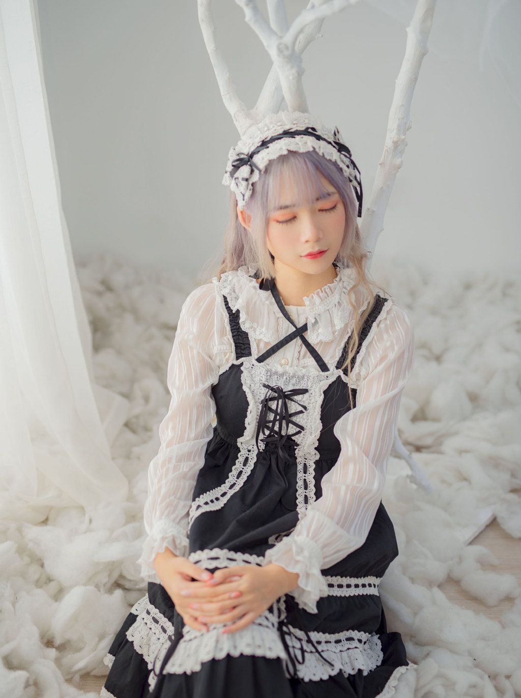 游戏动漫展：萝莉美女女仆装cos秀，表情温柔，含情脉脉！