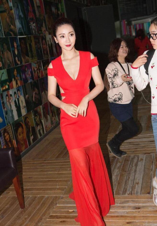 柳岩一袭大红长裙，娇艳如红牡丹