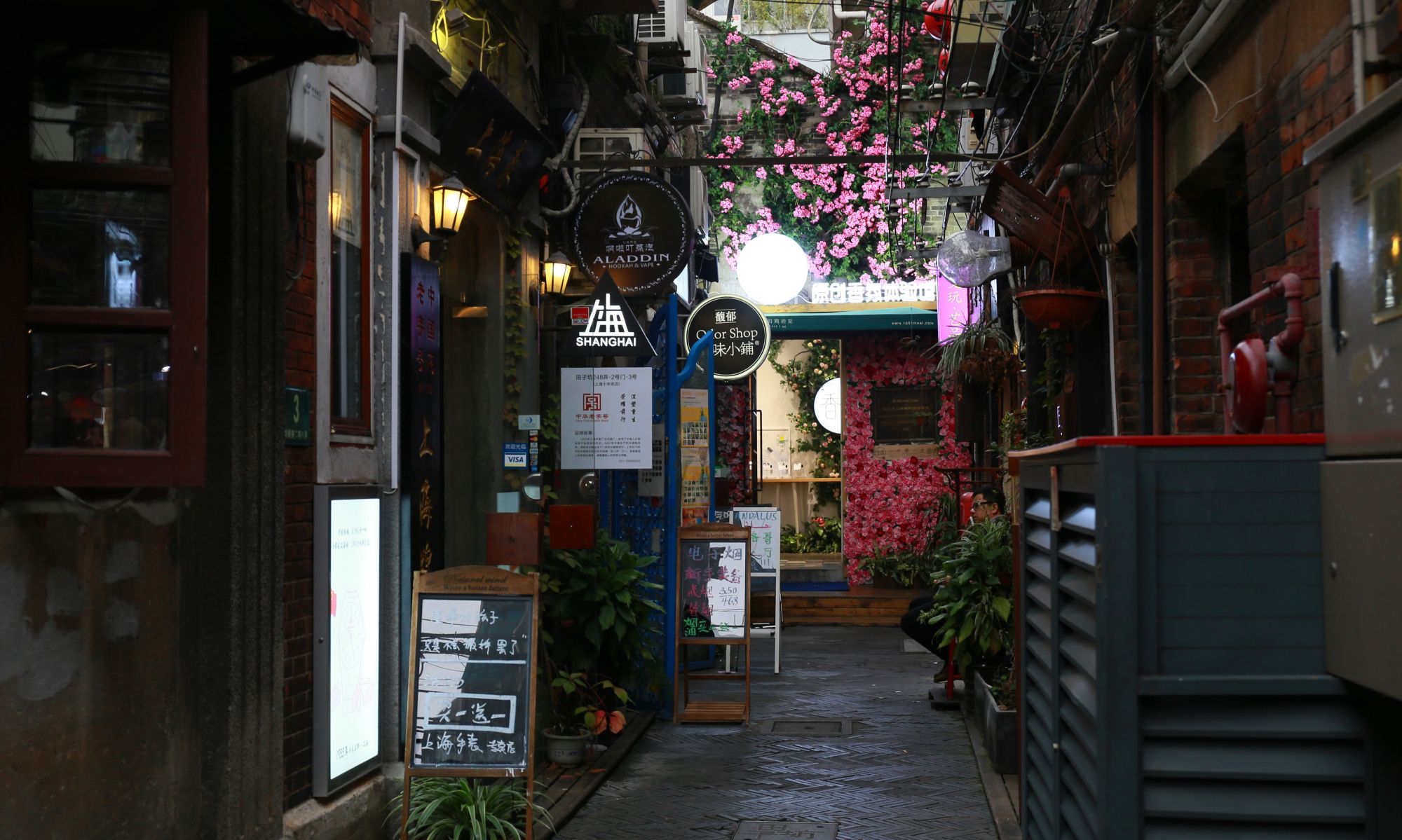 上海老式弄堂里的风情街