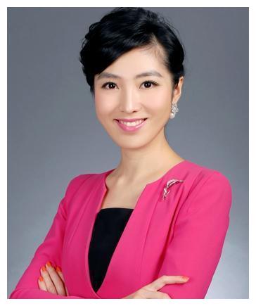 曾是中传的校花被称为娱乐圈的人造美女的东方卫视主持人