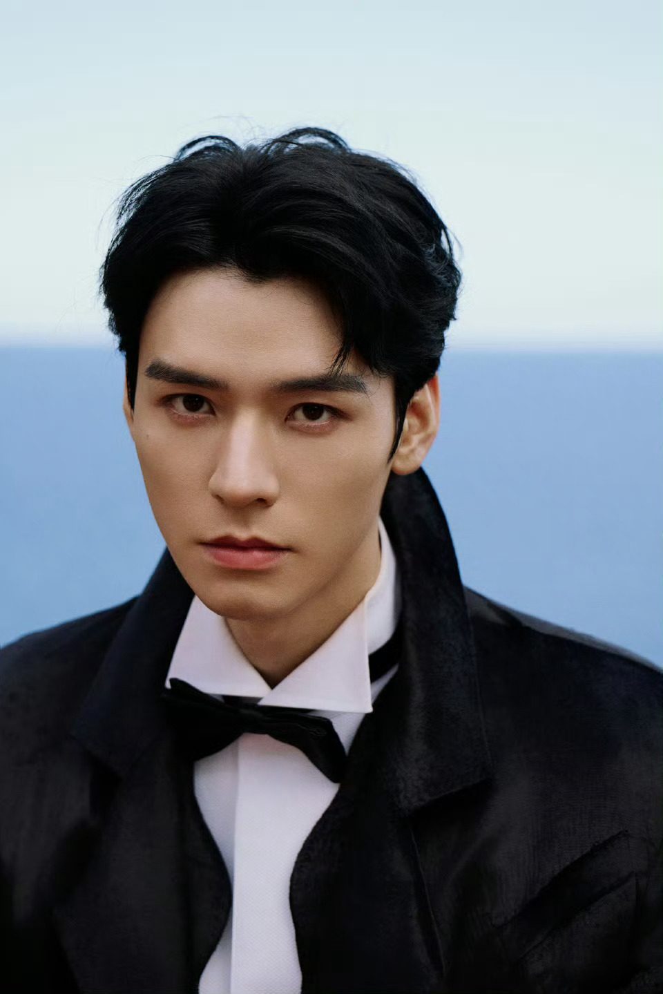 龚俊戛纳开幕红毯造型大片!一身黑色长款西装化身欧式优雅男爵