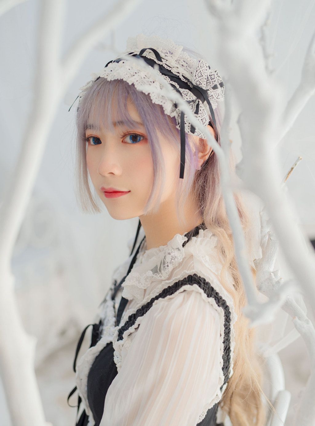 游戏动漫展：萝莉美女女仆装cos秀，表情温柔，含情脉脉！