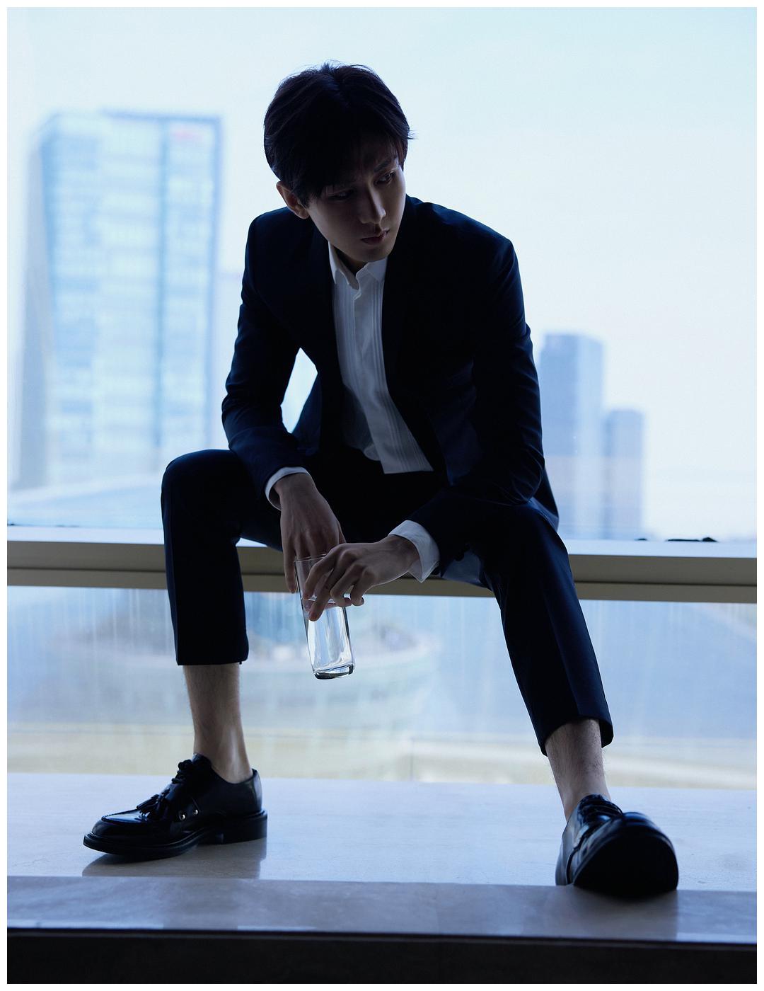 成毅身穿西装露腿毛,身材颇为瘦小,感觉不到帅气__财经头条