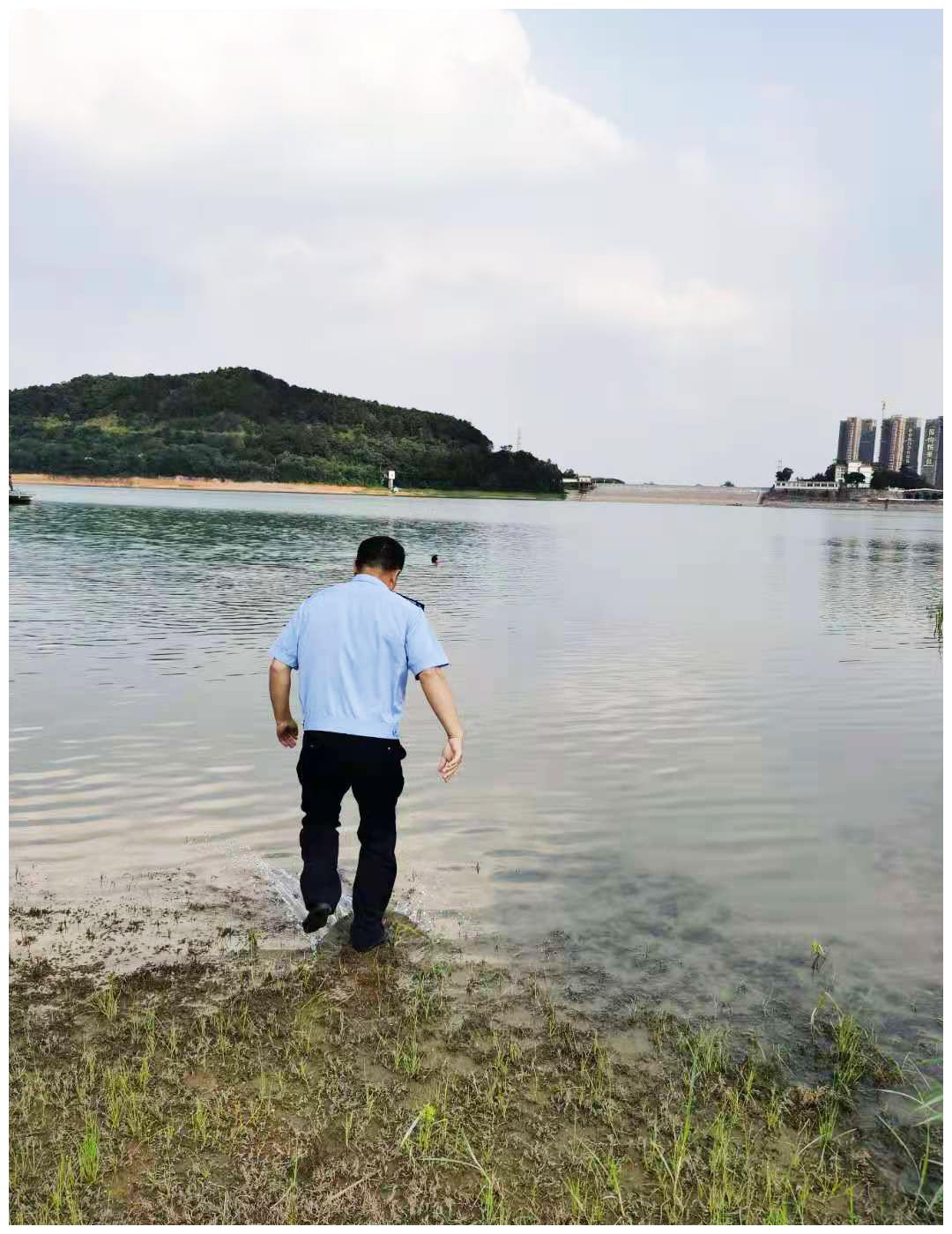 广州花都一女子欲跳水库轻生!民警奋不顾身飞奔救人休闲区蓝鸢梦想 - Www.slyday.coM 广州花都一女子欲跳水库轻生!民警奋不顾身飞奔救人休闲区蓝鸢梦想 - Www.slyday.coM