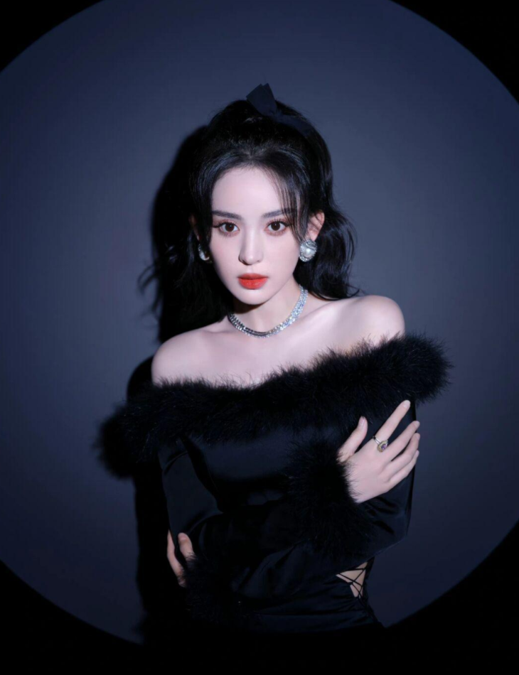 女神古力娜扎穿一袭露肩黑色礼服裙更加显得肤白貌美