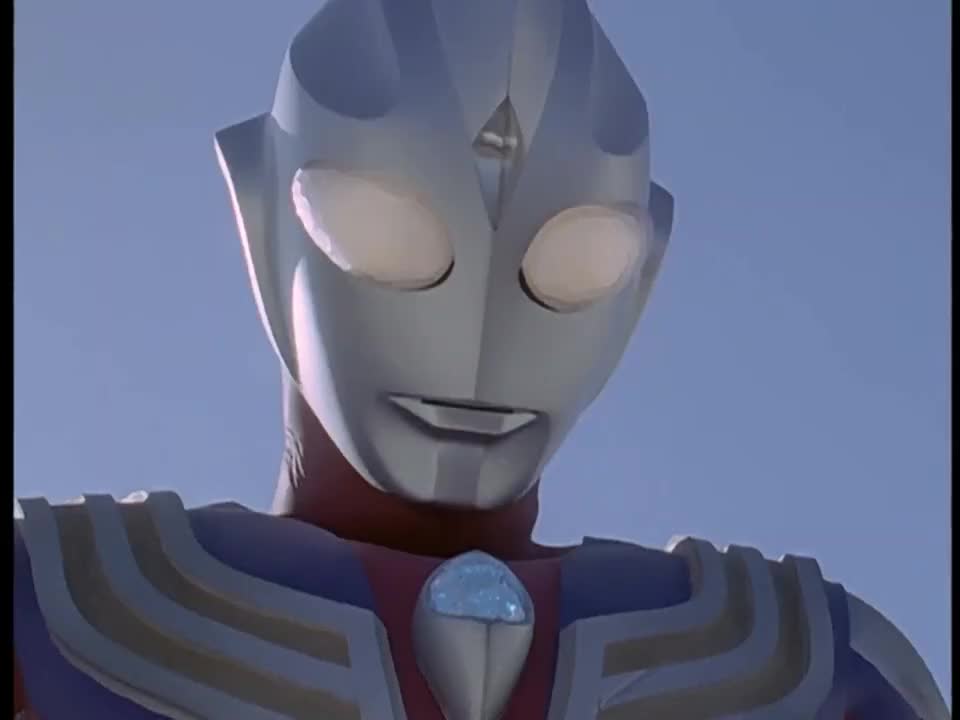 迪迦奥特曼,为了不让两个怪兽想碰,迪迦再次释放冰冻弹