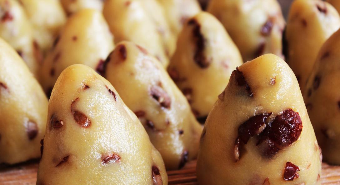 过年蒸年糕用冷水还是热水教你一个诀窍年糕软糯香甜不塌陷