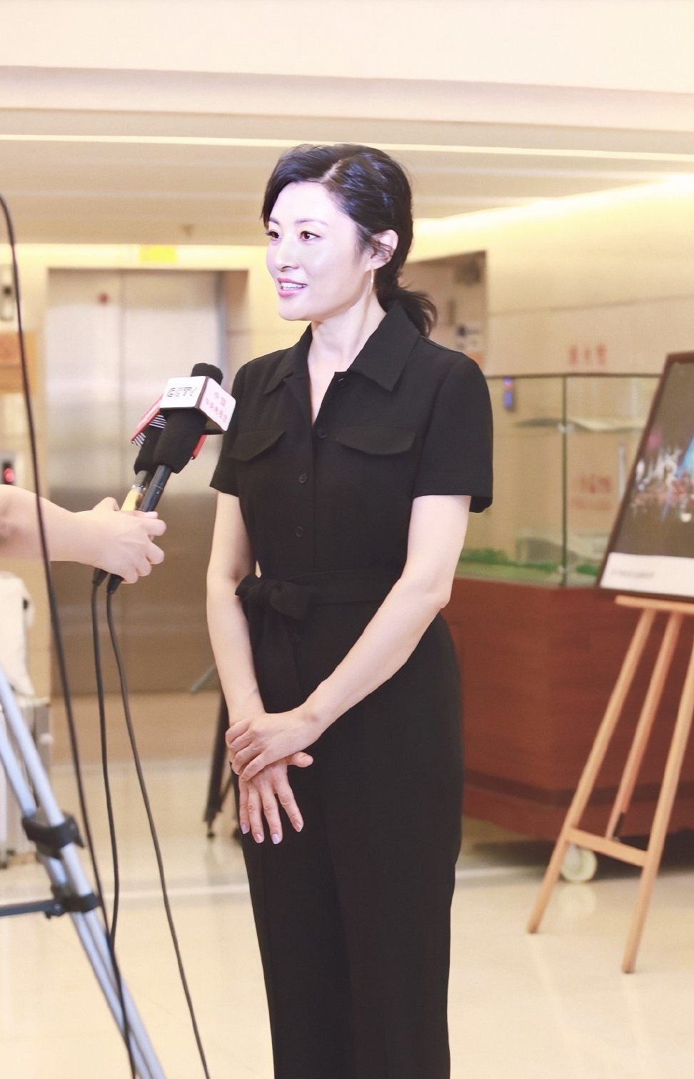 央视主持人周涛已经51岁了,一袭连体裤配马尾辫,时尚霸气好年轻