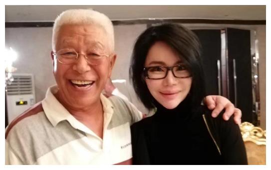 国家一级演员,养瘫痪妻子20年,被三个孩子啃老,75岁不敢退休|张洪杰