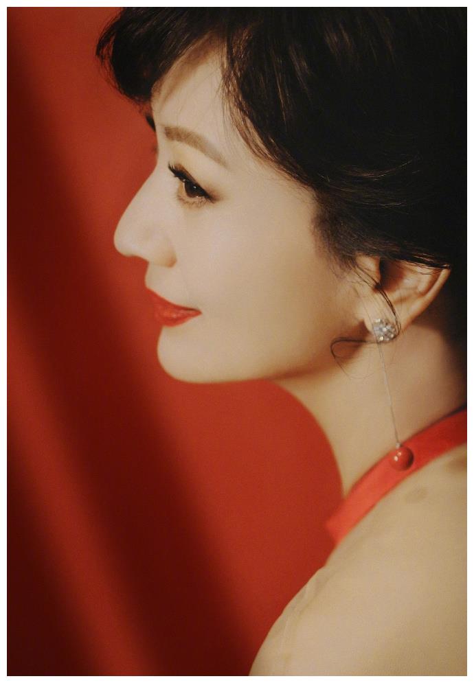 赵雅芝红唇配红裙优雅美艳 侧颜精致高鼻梁优越