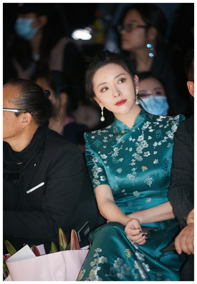 黄小蕾穿的蓝色旗袍裙好精致,搭配珍珠耳环优雅万千,复古又时尚