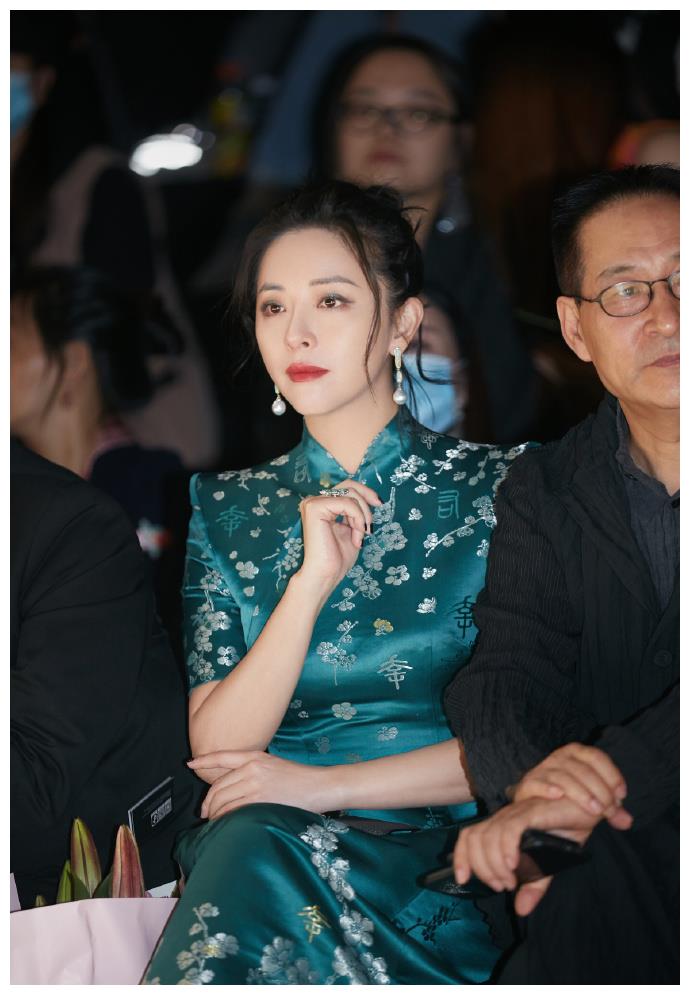 黄小蕾穿的蓝色旗袍裙好精致,搭配珍珠耳环优雅万千,复古又时尚