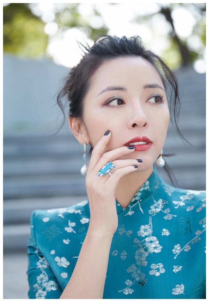 黄小蕾穿的蓝色旗袍裙好精致,搭配珍珠耳环优雅万千,复古又时尚