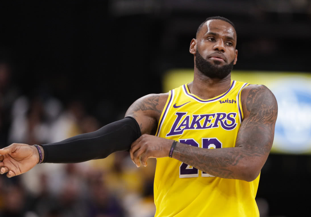 轻罚!詹姆斯生涯首次被禁赛,好在只是一场,斯图尔特被禁赛两场休闲区蓝鸢梦想 - Www.slyday.coM 轻罚!詹姆斯生涯首次被禁赛,好在只是一场,斯图尔特被禁赛两场休闲区蓝鸢梦想 - Www.slyday.coM