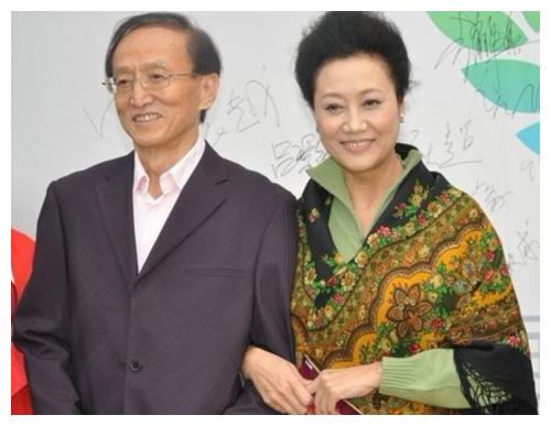 女儿的长大,就代表着父母已经老了,如今已经64岁的王丽云看起来依然