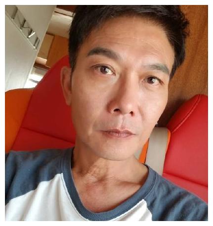 57岁钱小豪近照拍新戏男扮女装脖子褶皱横生老态明显