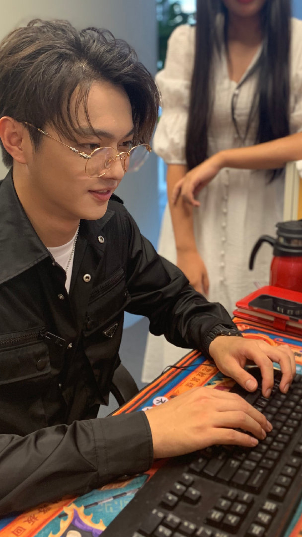 152斤许凯搭配一身黑色造型腿长就是任性