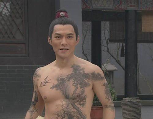 其实,在梁山上还有一人纹身,那就是菜园子张青,此人也是纹有一身喜人