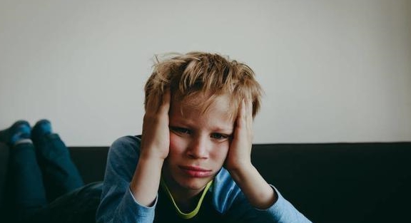 但凡学过一些教育心理学的人都知道"习得性无力感"这个概念:假如一个