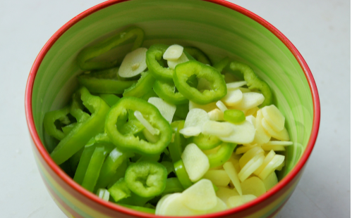 3,切好的蒜片和辣椒圈,在空气中氧化一会,再一起放入碗里面.