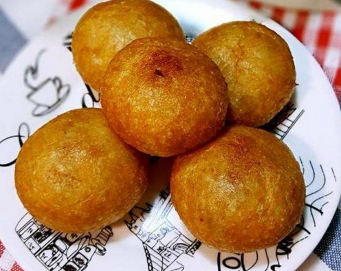 一碗面粉开水一烫教你做网红糖炸糕外皮酥脆个个空心