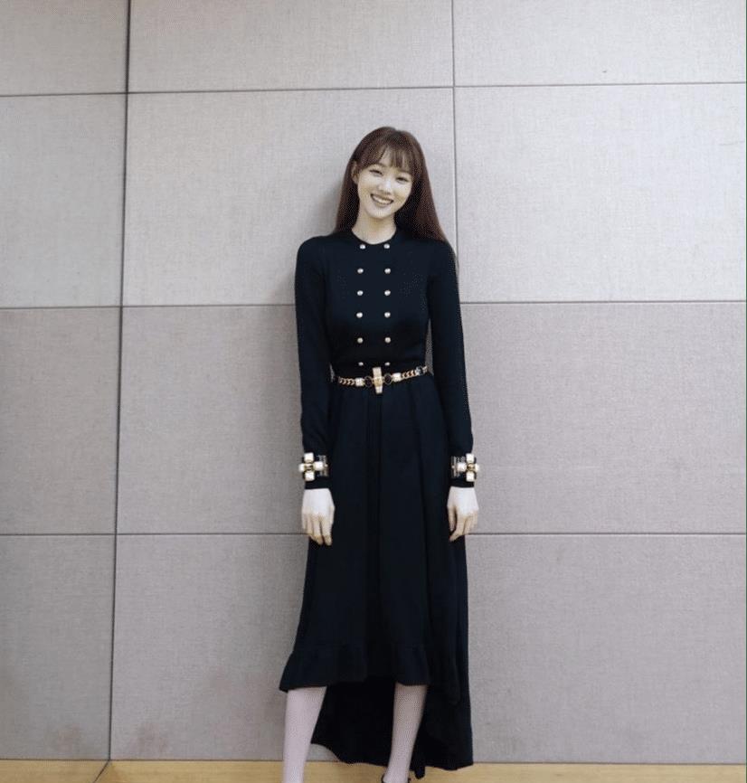 李圣经的身材和气质好"出挑"!颁奖典礼穿黑色礼服,简约又大气