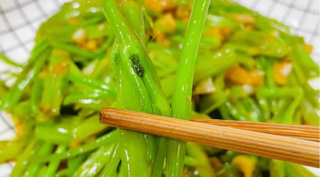 蒜蓉腐乳空心菜是绿色的健康蔬菜,试试这样炒一盘,风味独特,清爽又解
