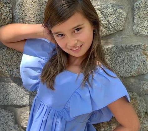 伊万卡庆女儿9岁生日戴耳环化淡妆叉腰摆撩发poss太早熟