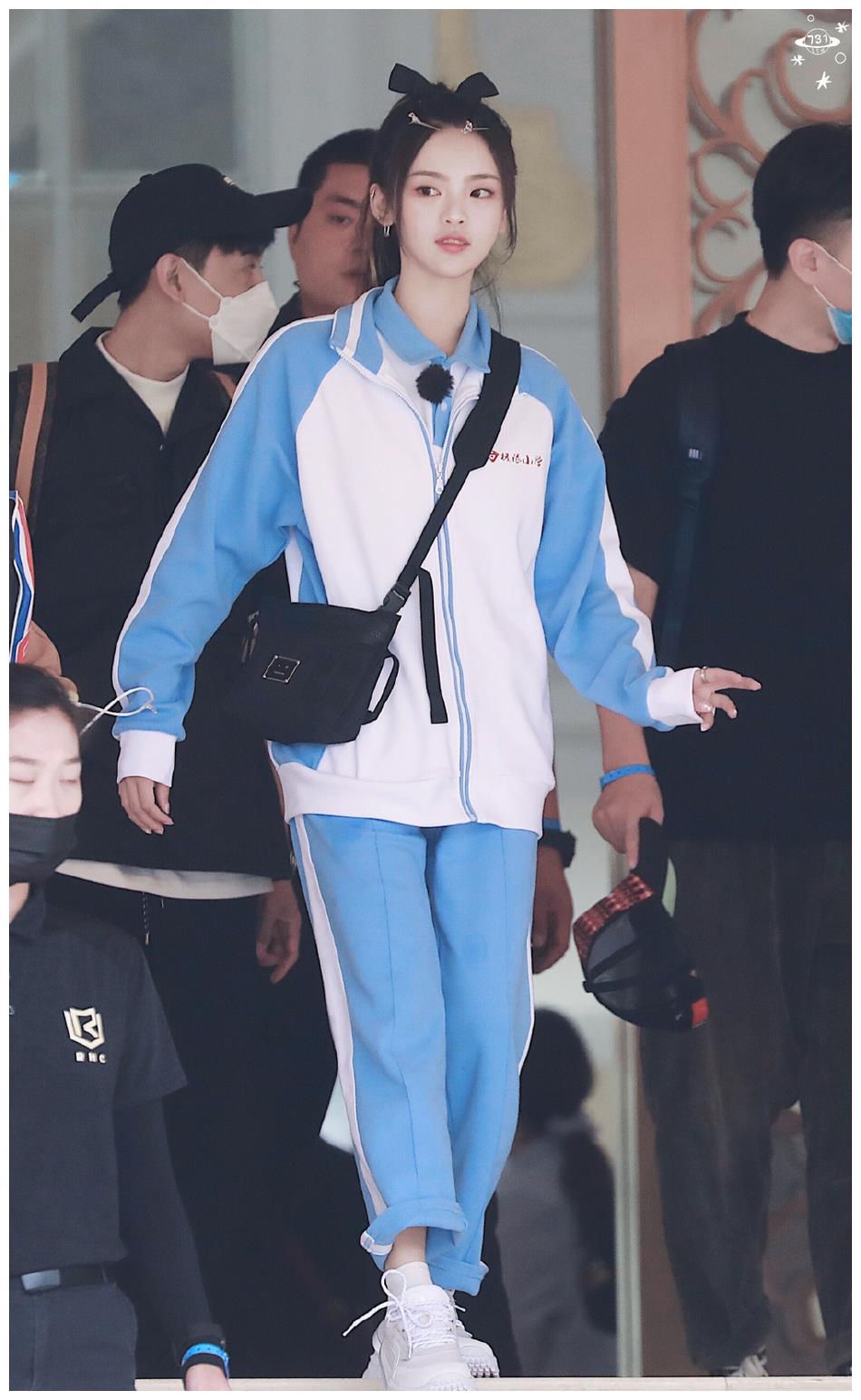 杨超越穿蓝白校服现身 青春洋溢像极了校园剧女主