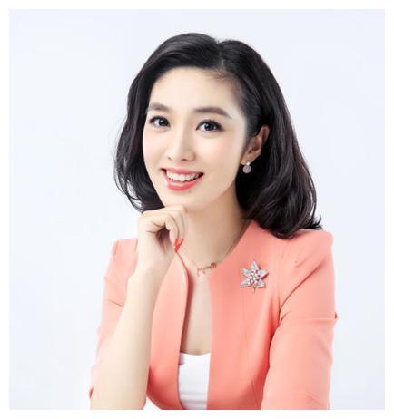 曾是中传的校花被称为娱乐圈的人造美女的东方卫视主持人