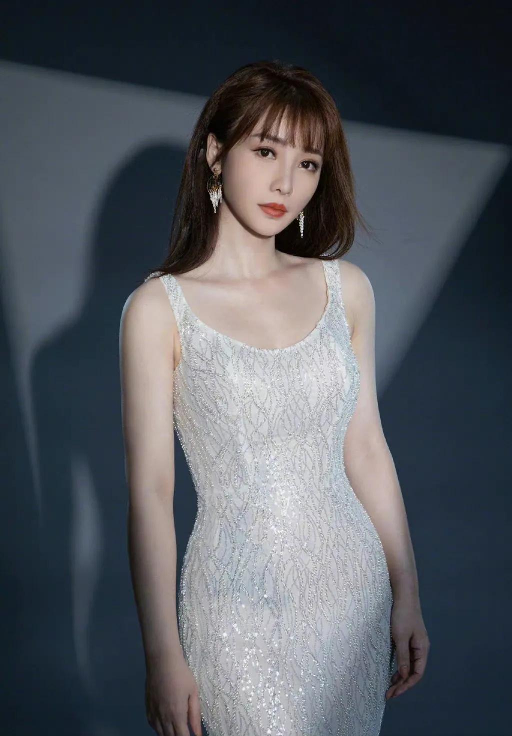 柳岩深v妩媚动人御姐范十足,楚楚动人!__财经头条