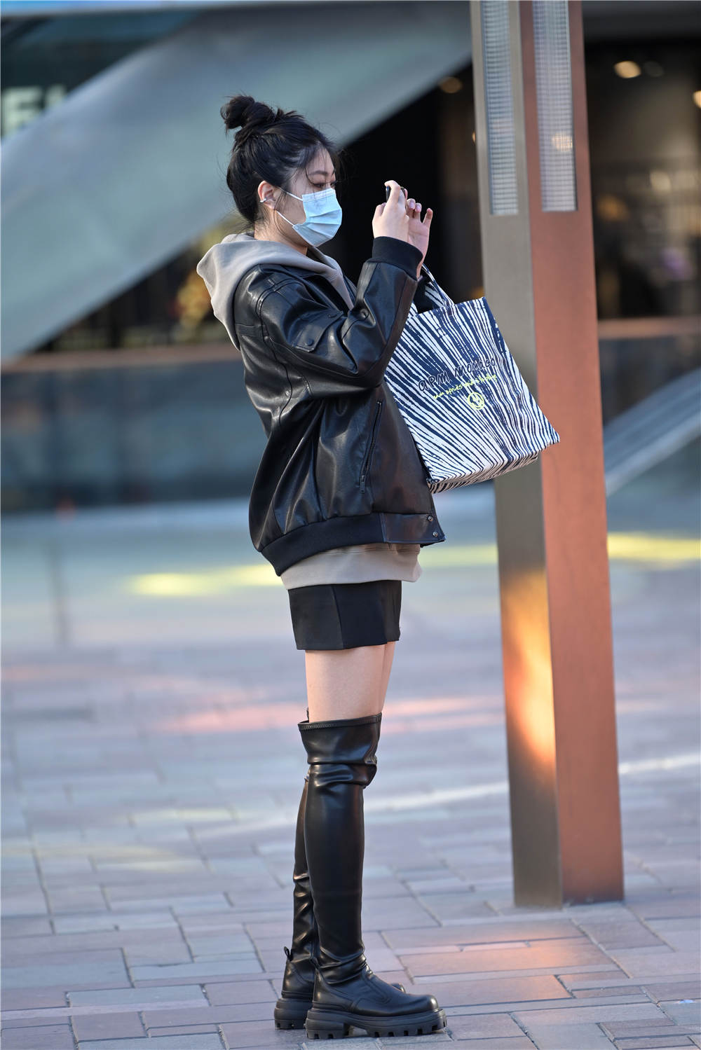 过膝长靴冬季的经典搭配也穿出自己的风格