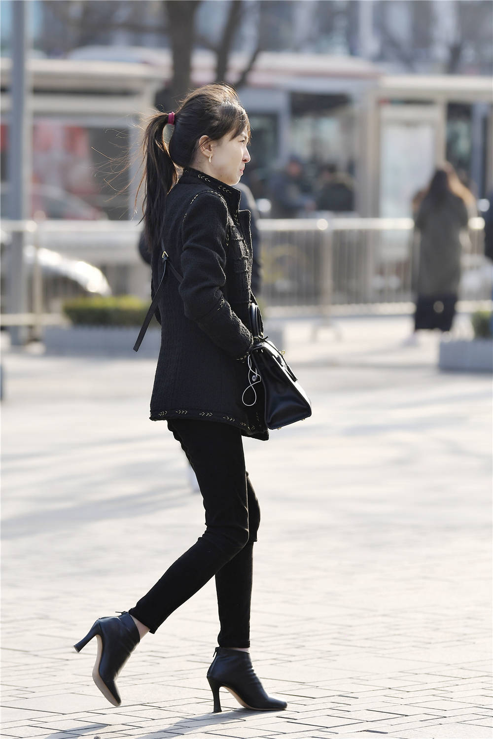 黑色细高跟皮靴,简约的款式设计,搭配黑色紧身裤|紧身裤|美女|细高跟