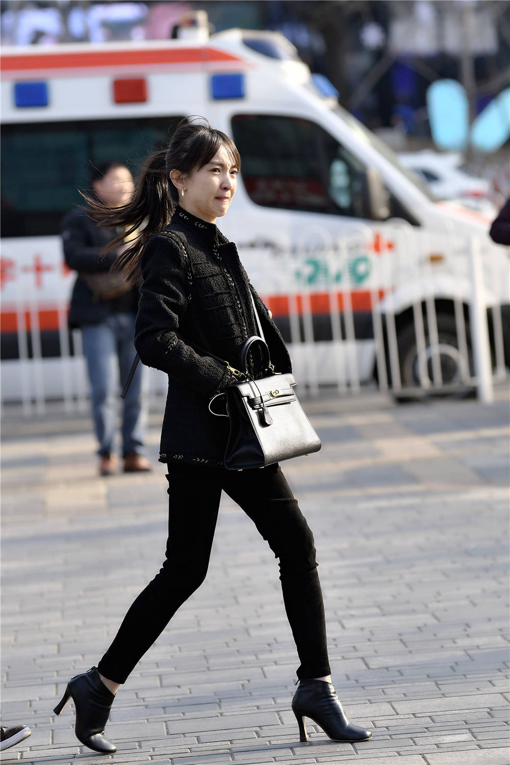 黑色细高跟皮靴,简约的款式设计,搭配黑色紧身裤|紧身裤|美女|细高跟