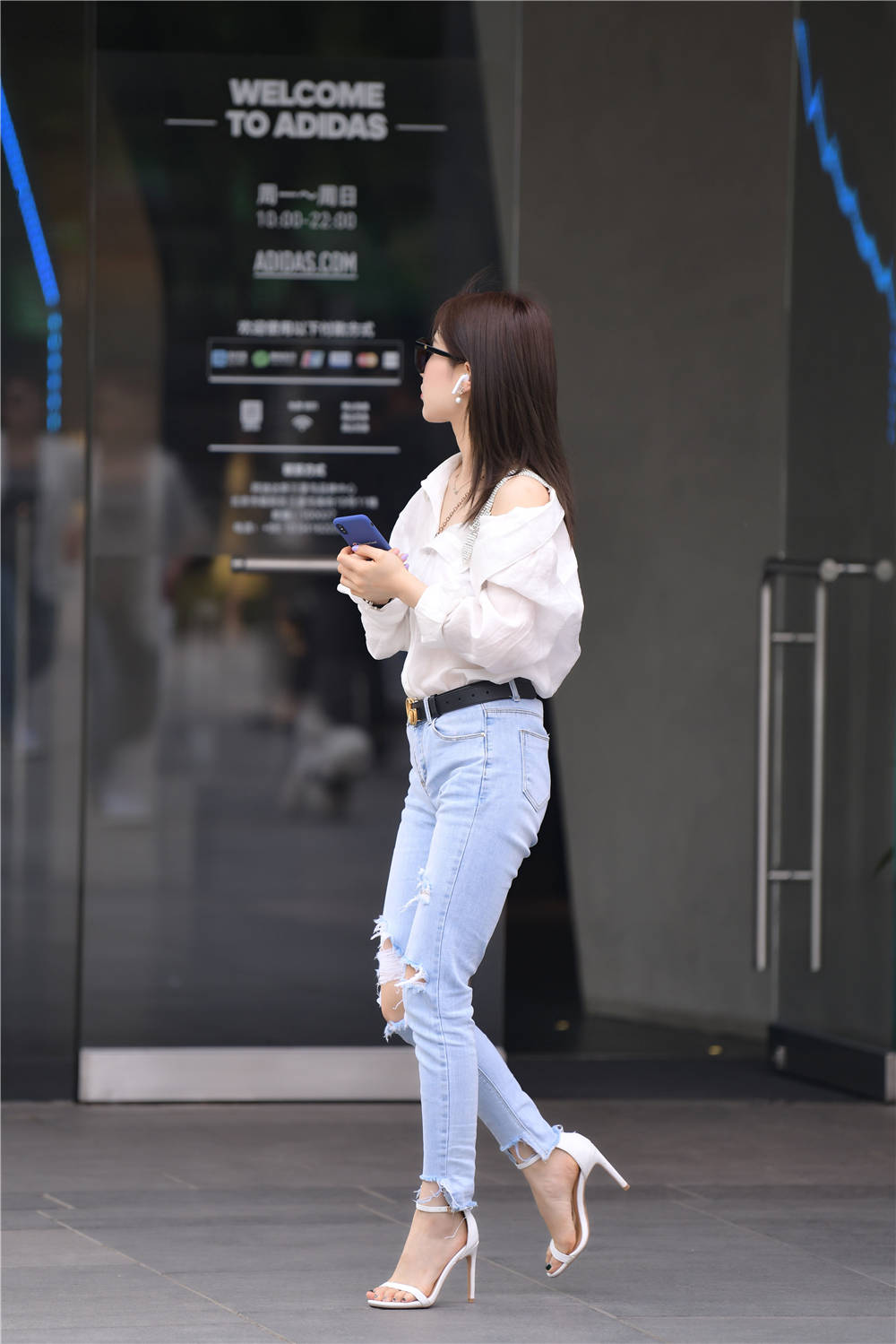 蓝色紧身破洞牛仔裤搭配一字带细跟凉鞋小女生也可以穿出气质