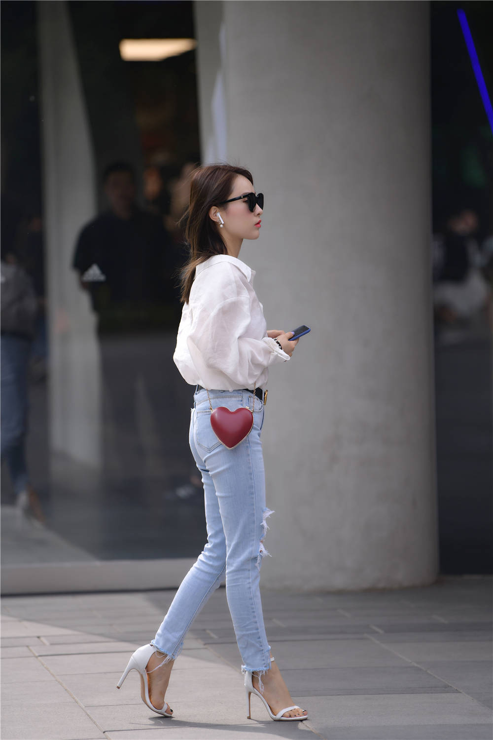 蓝色紧身破洞牛仔裤搭配一字带细跟凉鞋小女生也可以穿出气质