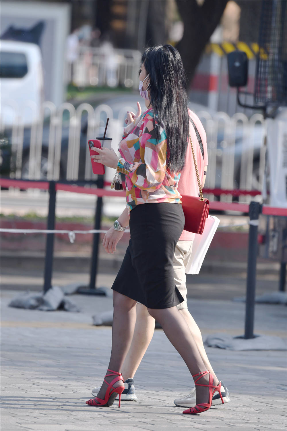 黑色丝袜搭配高跟鞋夏季穿着依旧经典爱美的你尝试一下吧