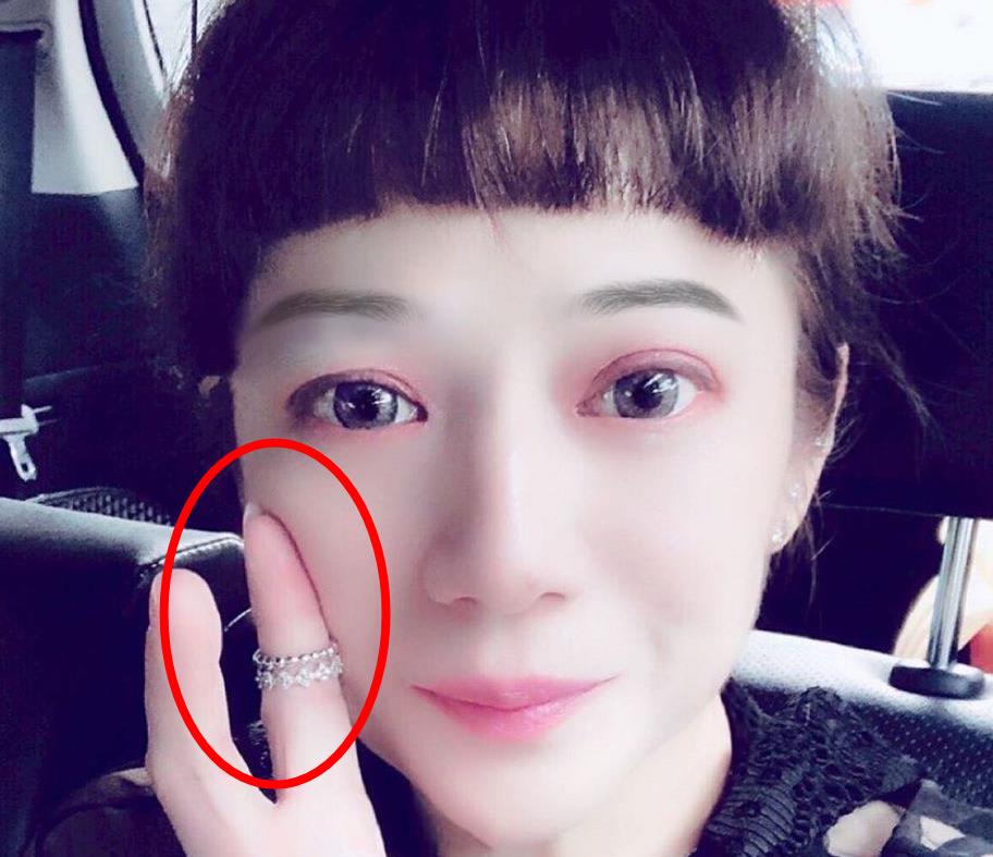 有新恋情?林瑞阳50岁前妻晒自拍,比剪刀手卖萌,手中戒指很抢镜