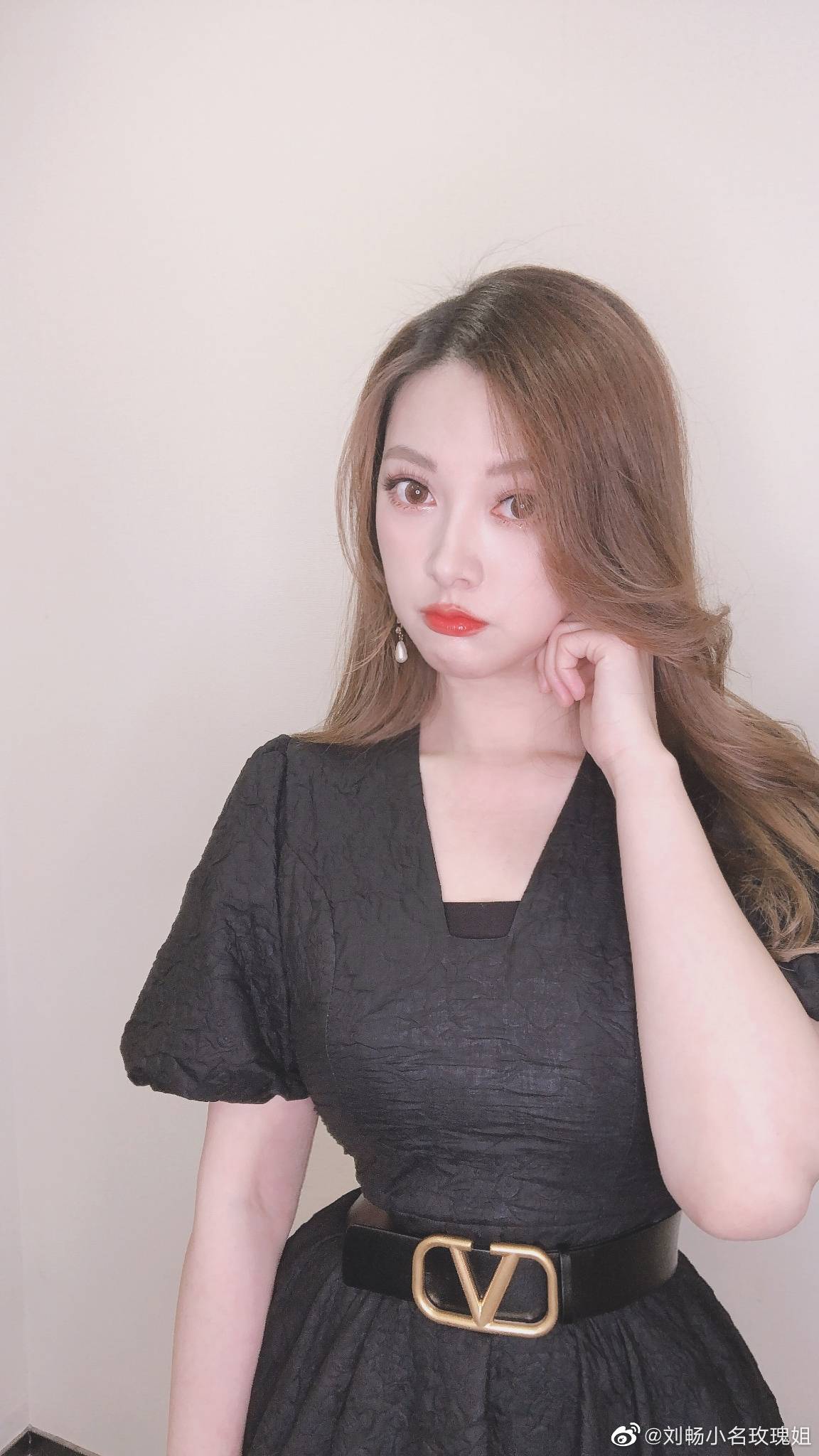 足球女主播刘畅晒出自己近日的照片,一位深受球迷喜欢的主持人