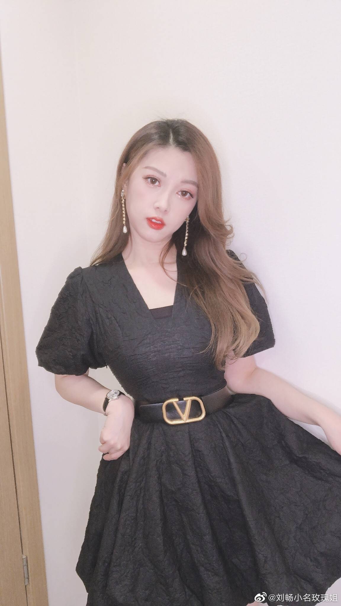 足球女主播刘畅晒出自己近日的照片,一位深受球迷喜欢的主持人