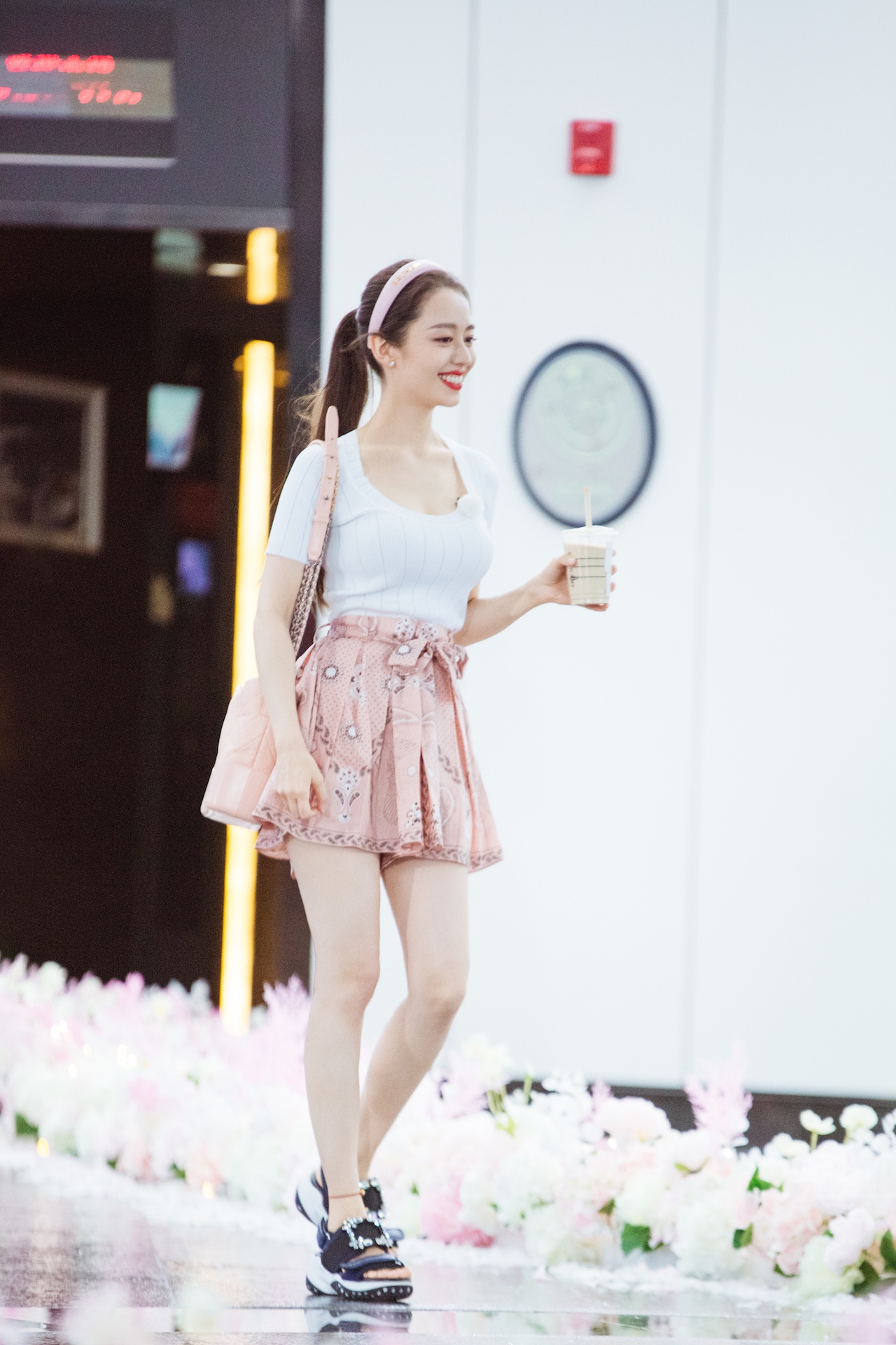 吉娜粉色复古发箍清新优雅,紧身针织衫配印花裙裤长腿吸睛