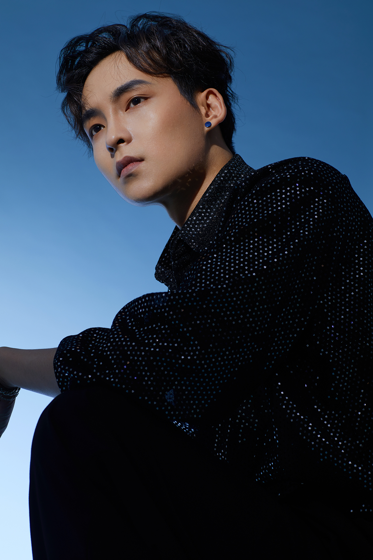 演员陈慧康最新时尚大片曝光黑色系穿搭高贵优雅