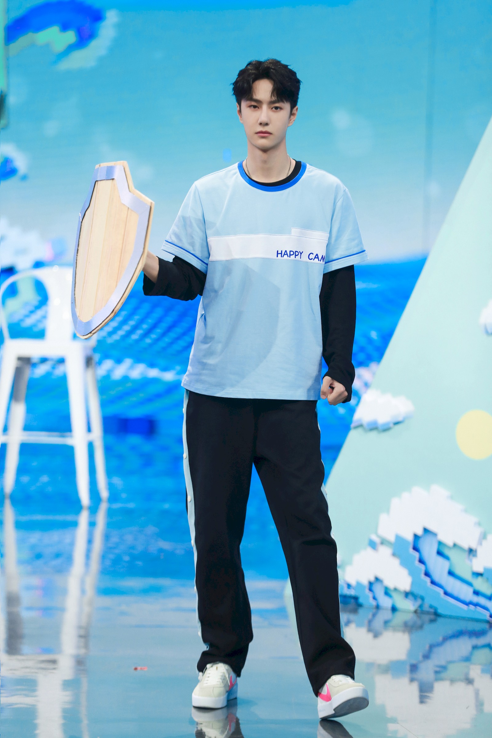 淡蓝色运动服造型的王一博,清爽,活力十足