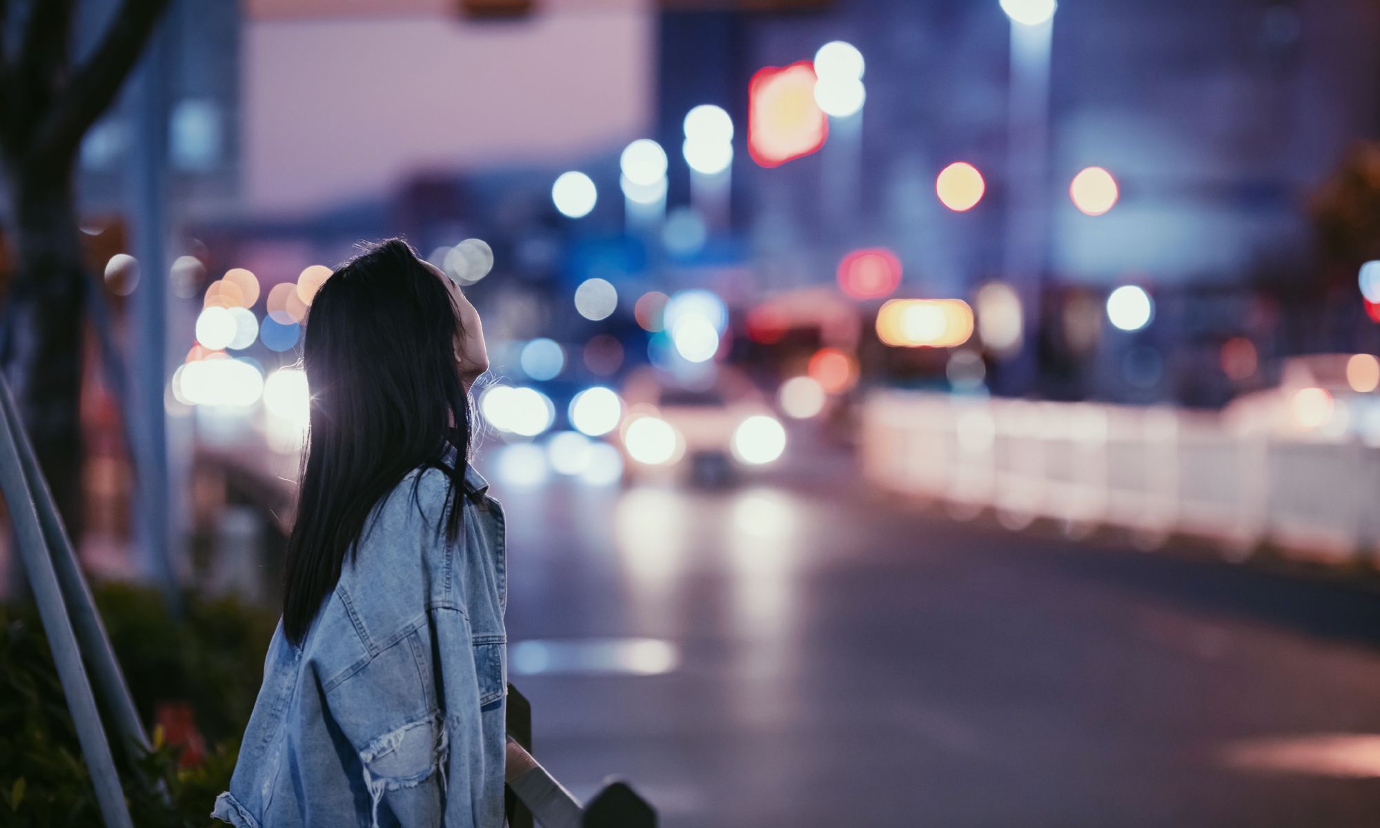 时尚街拍,夜晚总喜欢一个人站在马路边