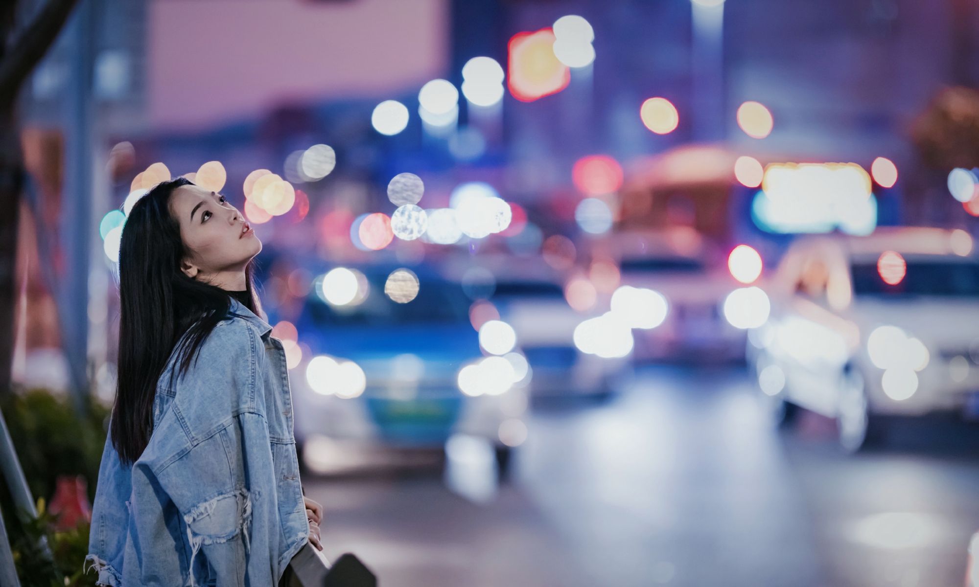 时尚街拍,夜晚总喜欢一个人站在马路边